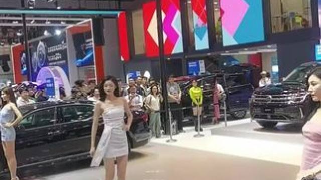 今天带大家去青岛国际会展中心看一看。现在单人通用门票只要30元，就在视频左下角。#网红拍照点 #很哇