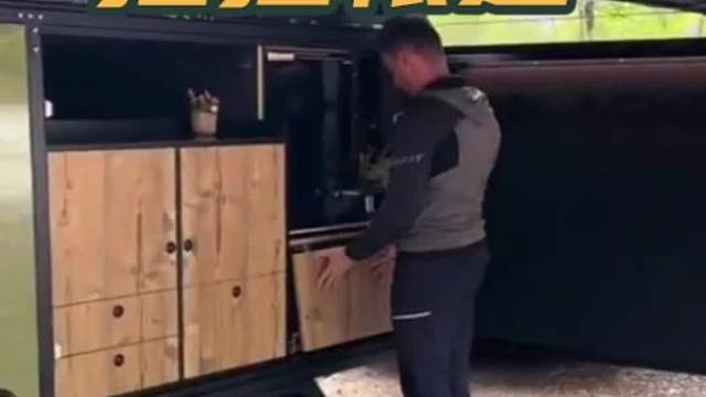 10.18上海房车展：体积小，但能睡两人，实用性高的拖挂帐篷。