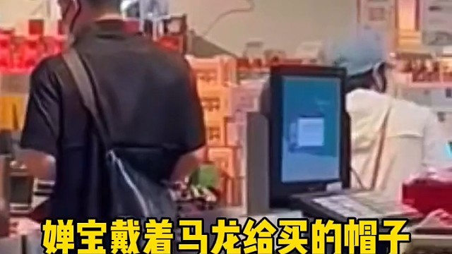 婵宝戴着龙队在澳门买的帽子，和师兄现身广州逛街！