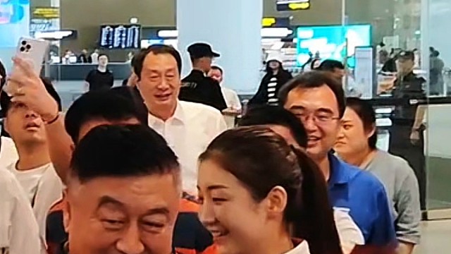 陈梦回家了，大家热情迎接她，还准备了特殊的蛋糕