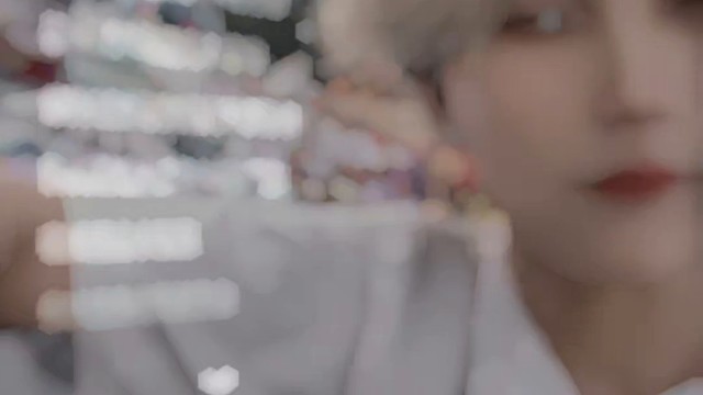 我喜欢看你温柔的眼神，它们像是一道柔和的光芒，照亮了我内心最深处的温馨和爱意。