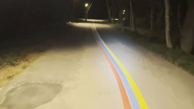 生活原本沉闷，跟风一起奔跑就会有风。