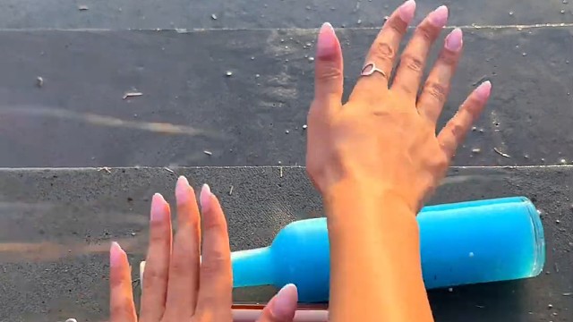 楼梯滚瓶子爆破解压时刻