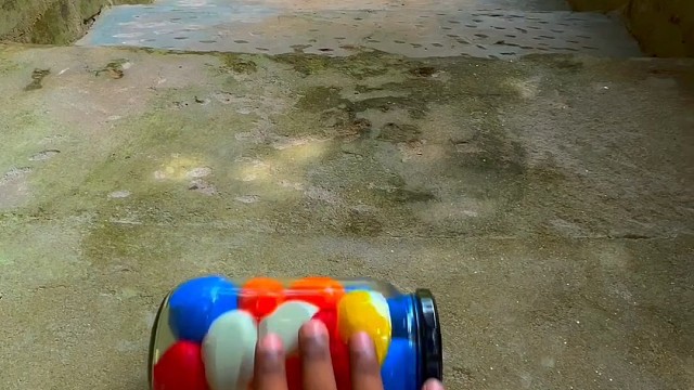 楼梯滚瓶子爆破解压时刻