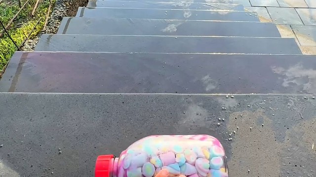 楼梯滚瓶子爆破解压时刻