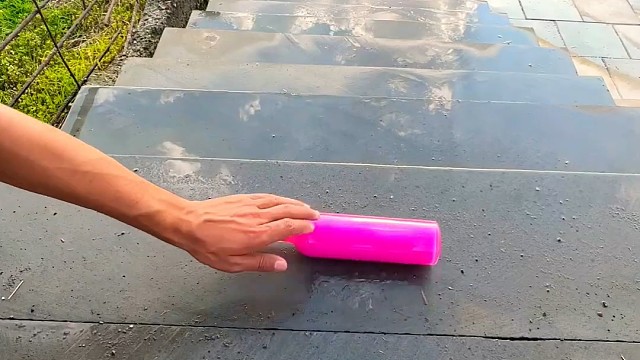 楼梯滚瓶子爆破解压时刻