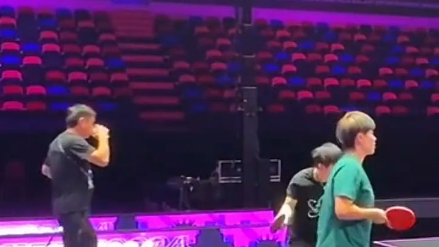 国乒积极备战，捡球的Co子又整上了咖子，大家都很努力