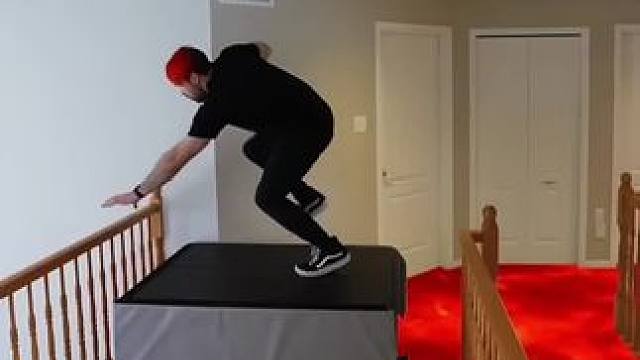 房间地面都是火焰，男子飞檐走壁去卧室！ #看一遍笑一遍 #老外真会玩 #这操作都看傻了 #在玩一种很