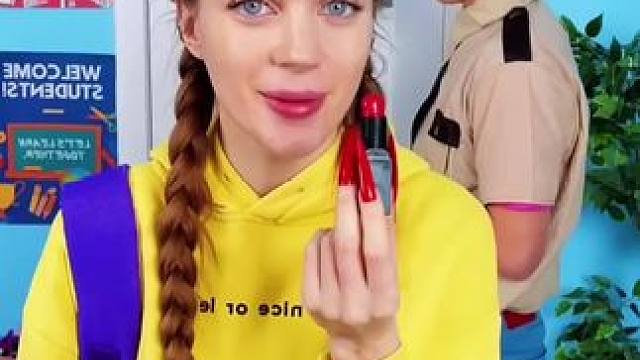 把美食做成口红吃掉，保安居然丝毫没有发现！ #看一遍笑一遍 #老外真会玩 #这操作都看傻了 #哈哈哈