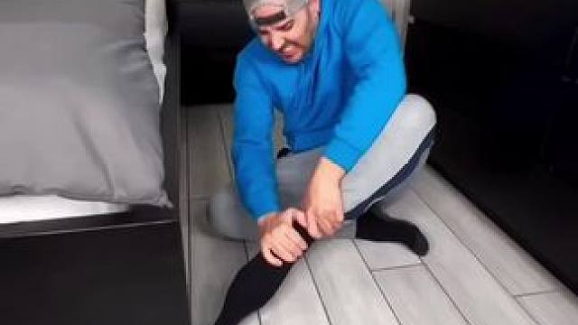 袜子压在床角出不来，小怪物一招成功化解！ #看一遍笑一遍 #老外真会玩 #这操作都看傻了 #哈哈哈哈