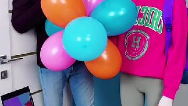 口红藏在气球里被发现，结局让人万万想不到！ #看一遍笑一遍 #这操作都看傻了 #老外真会玩 #意想不