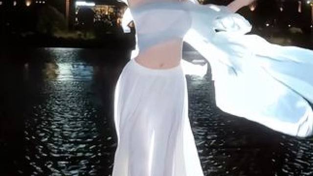 “在这个破烂不堪的世界里，我会永远在你在你身边守护你”#壁上观 #古典舞 #古风变装 #氛围感 #黑