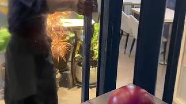 今天挑战拿金蛋在南京换顿饭 你们感觉我这个换的值不值#金蛋换饭挑战 #玩的就是真实