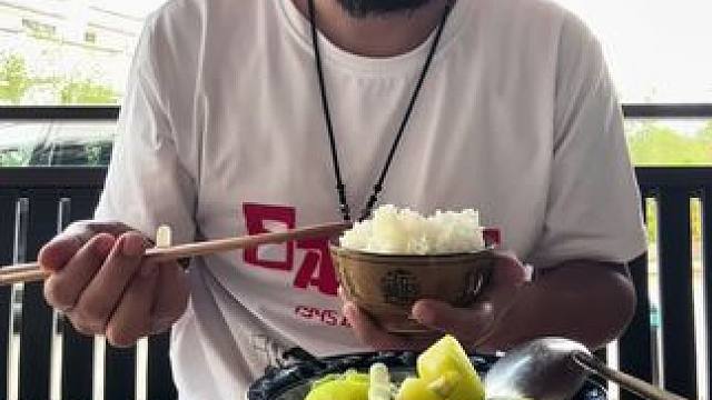 一份水果腊肉，一杯贵州的地瓜烧。生活的惬意莫过于此 #彝人部落腊肉 #彝人部落安子