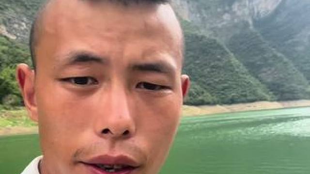 今年我将挑战在河边以钓到的渔获生存，不说了，我先去救我的伞了，很急！#钓