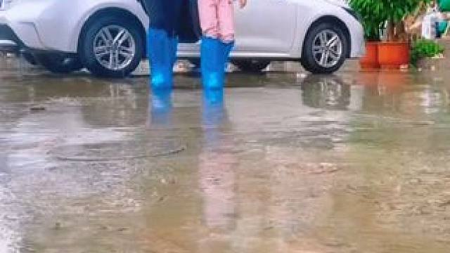 #一次性防水鞋套 #防滑耐磨 #暴雨 #下雨天 我的包里和车上一般都会备上这个防水鞋套，下雨的时候就