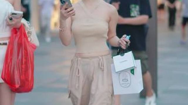 你认得眼神#时尚街拍美女 #街拍穿搭 #路人视角 #美出高级感