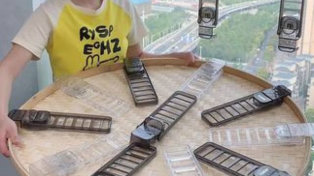 哪都能挂的 #旅行衣架  升级吸盘的了，现在不止哪都能挂还哪都能吸了，以后出差旅行就不怕衣服没地方晾