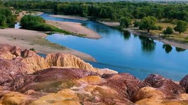 布尔津五彩滩，路过的话可以去看看，傍晚时分夕阳西下的时候还是很出片的，飞无人机的可以开车到对面河滩露