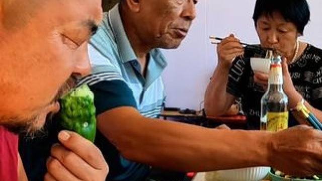 东北大蘑菇炒白菜，一家人都爱吃，真厉害啊 #内容启发搜索激励计划#东北蘑菇 #东北菜 