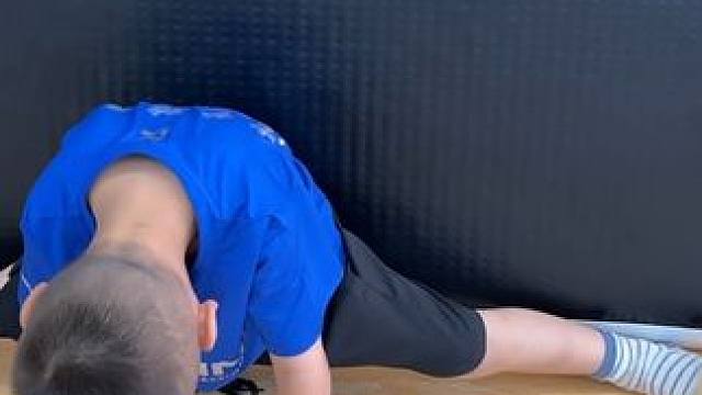 努力的小朋友#日常训练 #运动小健将 #不一样的童年