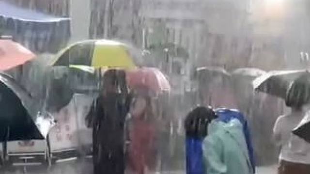 #一次性防水鞋套 #防滑耐磨 #暴雨 #下雨天 我的包里和车上一般都会备上这个防水鞋套，下雨的时候就