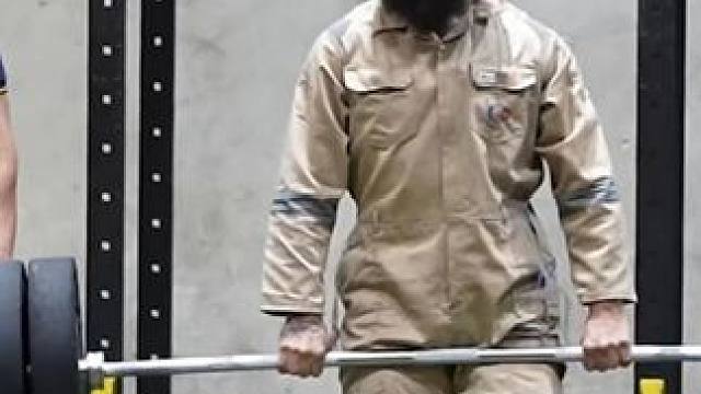 阿纳托利硬拉200公斤杠铃，小伙问腰子还好吗？该死的实力！ 阿纳托利硬拉200公斤杠铃，小伙问腰子还