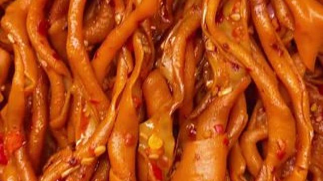 喜欢吃鸭货的一定不要错过这个香辣鸭肠，香香辣辣卤的特别入味，是真的好吃#好吃到停不下来 #零食推荐 