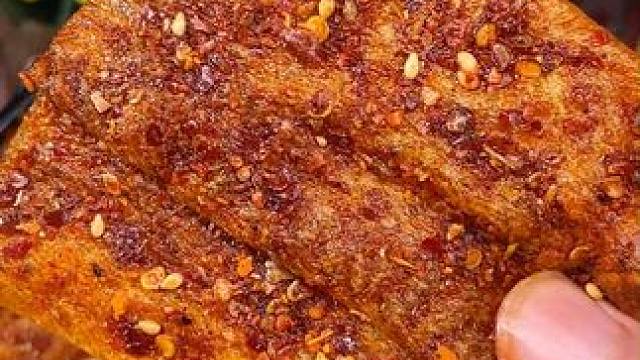 不愧是湖南做的辣条，真的也太辣了吧，谁说湖南人不能吃辣的？#好吃到停不下来 #辣条 #零食推荐 #解