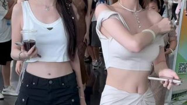 #2024成都国际车展 #美女模特 #完美身材 #大长腿 #穿搭