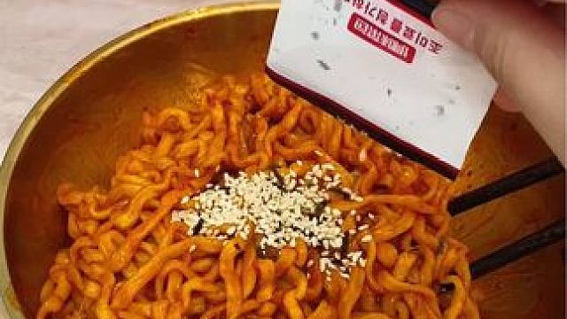 天天看别人吃馋晕了，没想到居然这么香！火鸡面太适合夜宵了#灵魂宵夜 #火鸡面 #黏糊火鸡面 #火鸡面