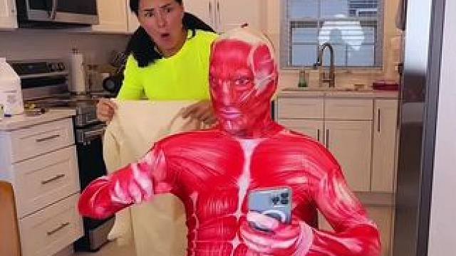 处理老公手指上的倒刺，最后直接换了一个人！ #看一遍笑一遍 #这操作都看傻了 #老外真会玩儿 #哈哈