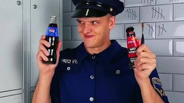 可乐瓶底下藏的秘密，结局让人万万想不到！ #看一遍笑一遍 #老外真会玩 #这操作都看傻了 #哈哈哈皮