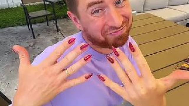 为了躲避妻子无理要求，男子居然做起了美甲！ #看一遍笑一遍 #老外真会玩 #意想不到的结局 #万万没