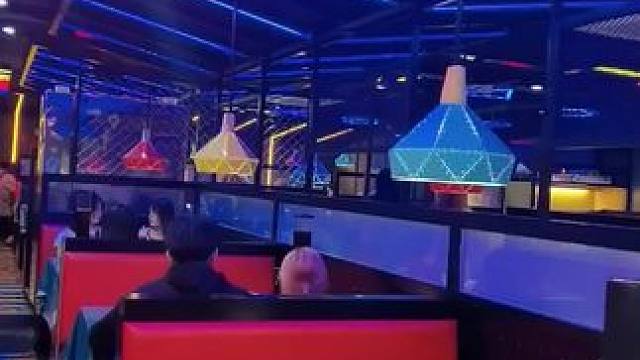 在三亚荔枝路，有一家赖胖子。他们家的肉蟹煲非常香辣，味道浓郁。牛蛙煲、酸梅汁、老盐柠檬水也不错。适合