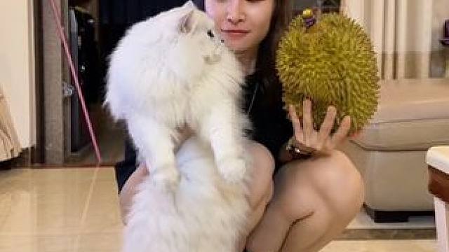 答应汤汤生日的榴莲吃上了 粉丝先吃#撸铁女孩 #减肥