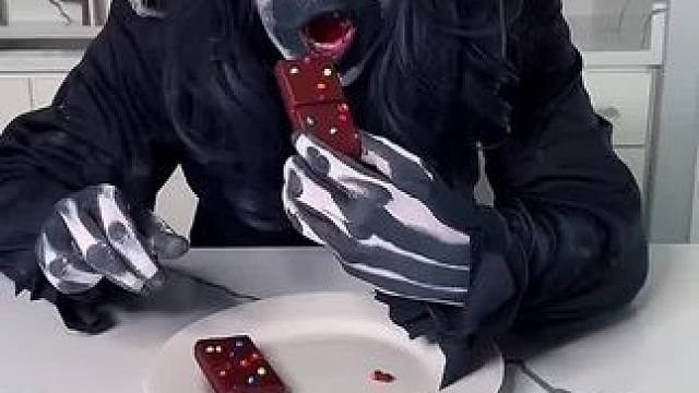 小怪物偷吃巧克力被抓，结局真是万万没想到！ #看一遍笑一遍 #意想不到的结局 #万万没想到 #老外真