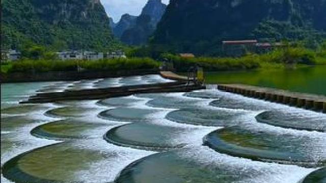 青山秀水，绿意盎然，风景如画，让人心旷神怡。