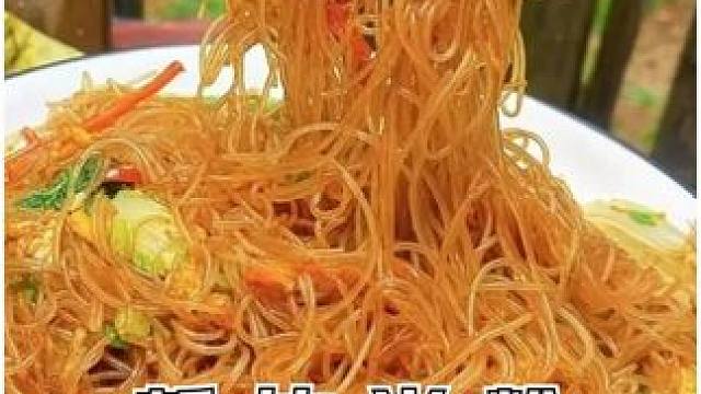 家里刚把水稻种下，男人就倒了一桶鱼苗下去，村里人都骂男人败家 #食品加工 #稻田鱼 #DOU上热门 