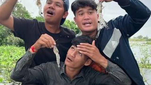 地包天他们来了吃虾生 #我的乡村生活 #我在乡村做美食 #虾生#鱼生