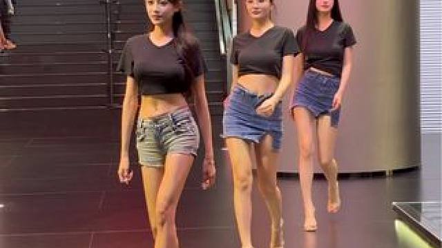 #2024成都国际车展 #美女模特 #大长腿 #完美身材 #穿搭