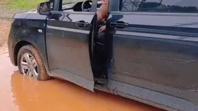 #一次性防水鞋套 #防滑耐磨 #暴雨 #下雨天 我的包里和车上一般都会备上这个防水鞋套，下雨的时候就