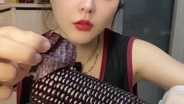 #好好吃饭好好生活 #还没到中秋就馋月饼了 #从来没吃过这么好吃的东西 #不敢想象这一口多好吃 #妈