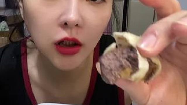 #还没到中秋就馋月饼了 推荐❤️超值❤️#好好吃饭好好生活 #不敢想象这一口多好吃 #从来没吃过这么