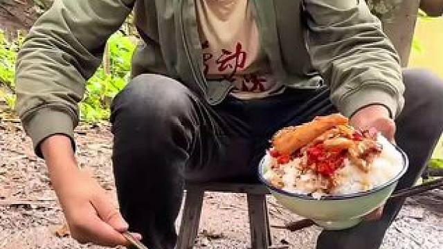 #我的乡村生活 #农村美食 #农村的生活有多惬意 五花肉炒包菜香的很啊