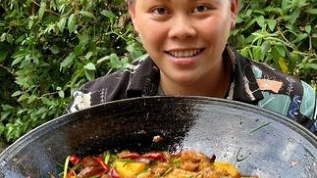 今天欧妹做一大锅香辣鸡翅根吃过瘾 #美食 #记录生活