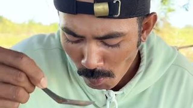 东南亚矮子（户外野炊烤鱼） 东南亚矮子#我的乡村生活 #原始美味 #农村生活 #农村美食记录生活 #