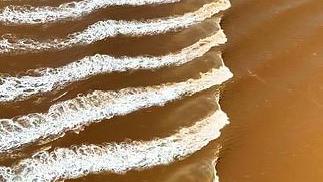 钱塘江不仅有汹涌澎湃的大潮，也有柔情似水的鱼鳞潮#钱塘江大潮 #鱼鳞潮 #海宁观潮  #8kraw