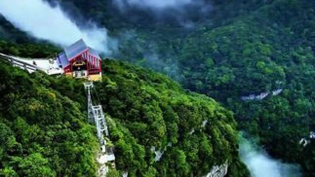 穿行在云端里的高空索道#缆车上的风光 #龙头山 #云雾缭绕人间仙境 #山顶的风景一定值得