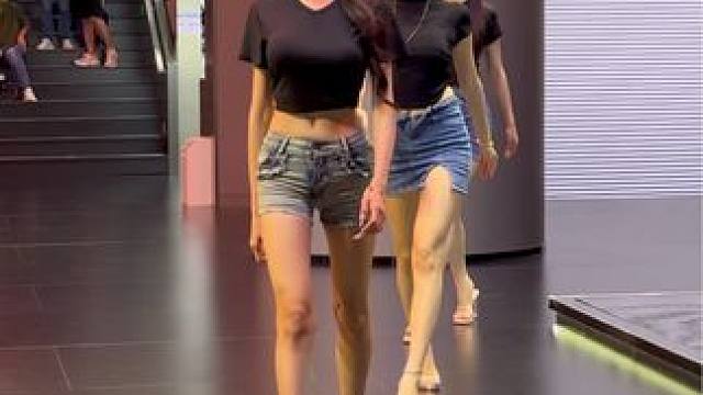 #2024成都国际车展 #美女模特 #完美身材 #大长腿 #穿搭